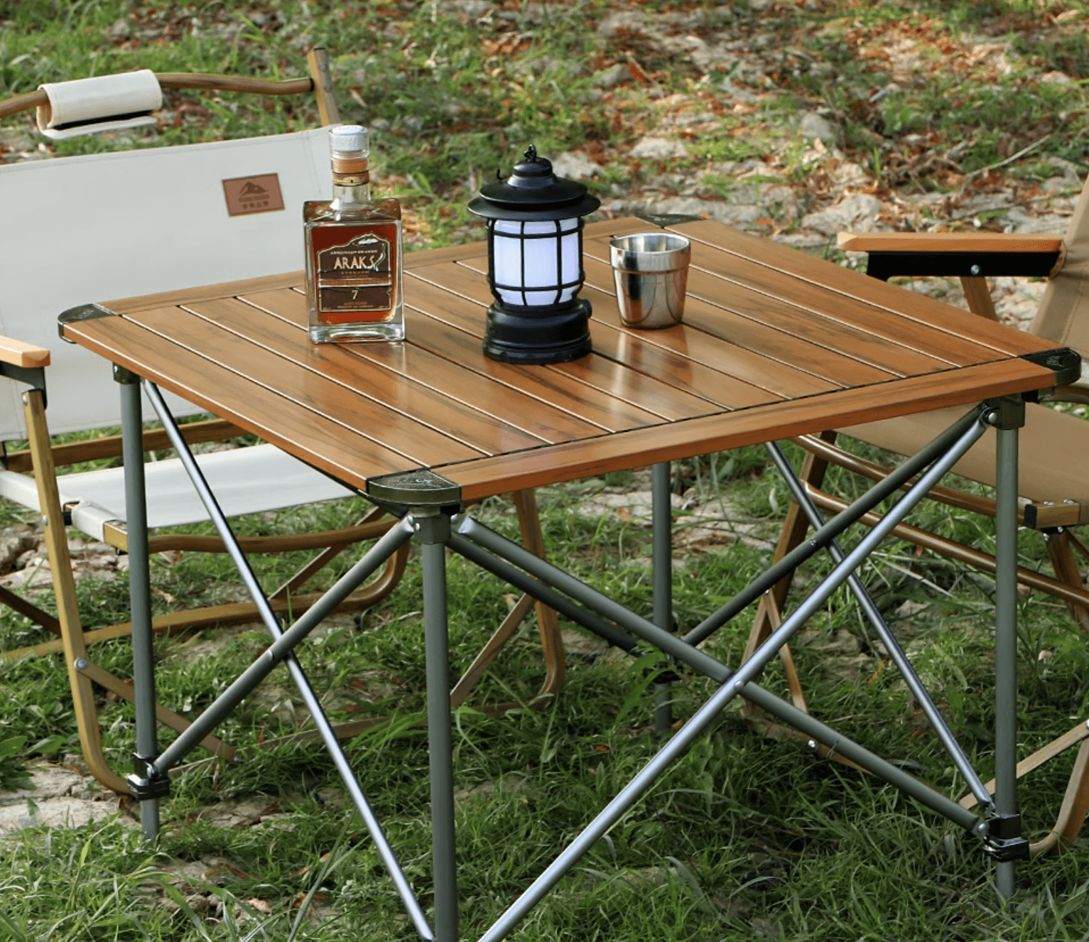 上質な暮らしを演出する 折りたたみ式木目調アウトドアテーブル