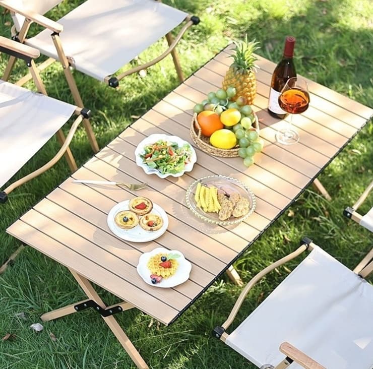木のぬくもり感じる折りたたみ式アウトドアテーブル