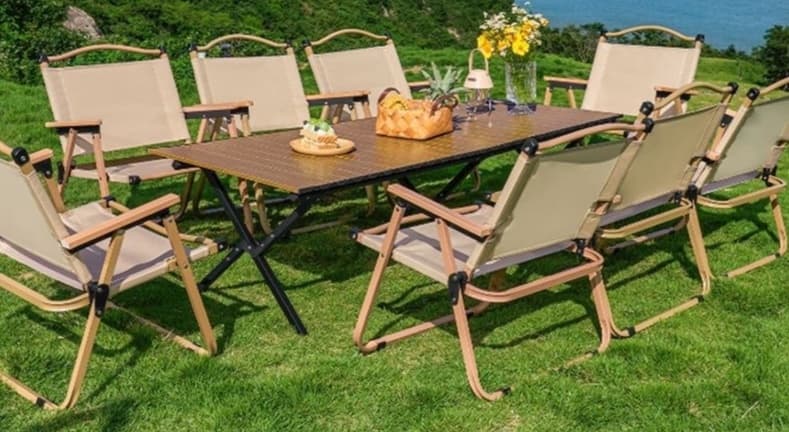 木のぬくもり感じる折りたたみ式アウトドアテーブル